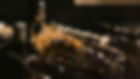 Olika tänger, pincett och rakkniv i rostfritt ligger bredvid varandra, det finns även tråd och några medicinburkar.