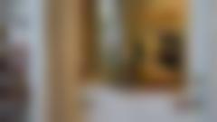 Bild på dörr med texten "expedition". Genom dörrens glasfönster kan rummet innanför anas.