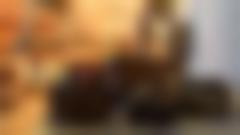 Korgar av rot En större i bakgrunden, en med handtag till vänster, en låg vid till häger och en låg liten med lock längst fram.