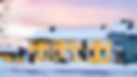 Silvermuseets gula huvudbyggnad i vinterljus