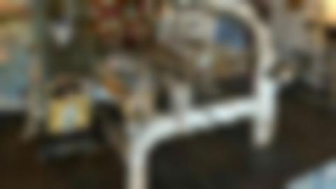 Vävstol av grånat virke.