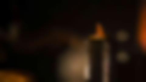 Et litet rött sockertoppsformad föremål står i en mässingsring.