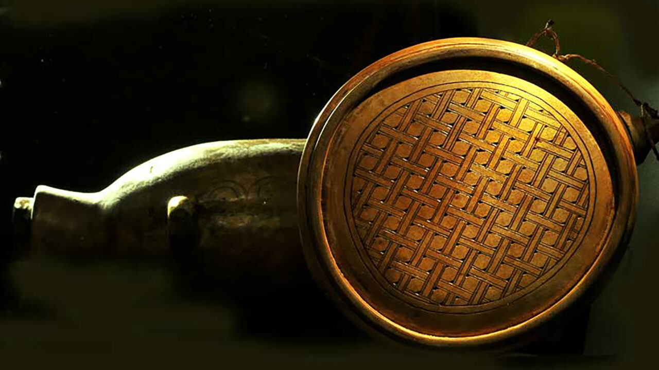 From the Silvermuseet's exhibition Mujttalus: Kagge of trees. The keg has a round-oval shape, is yellow-brown in color and has been decorated with an ornate engraving pattern on the front.