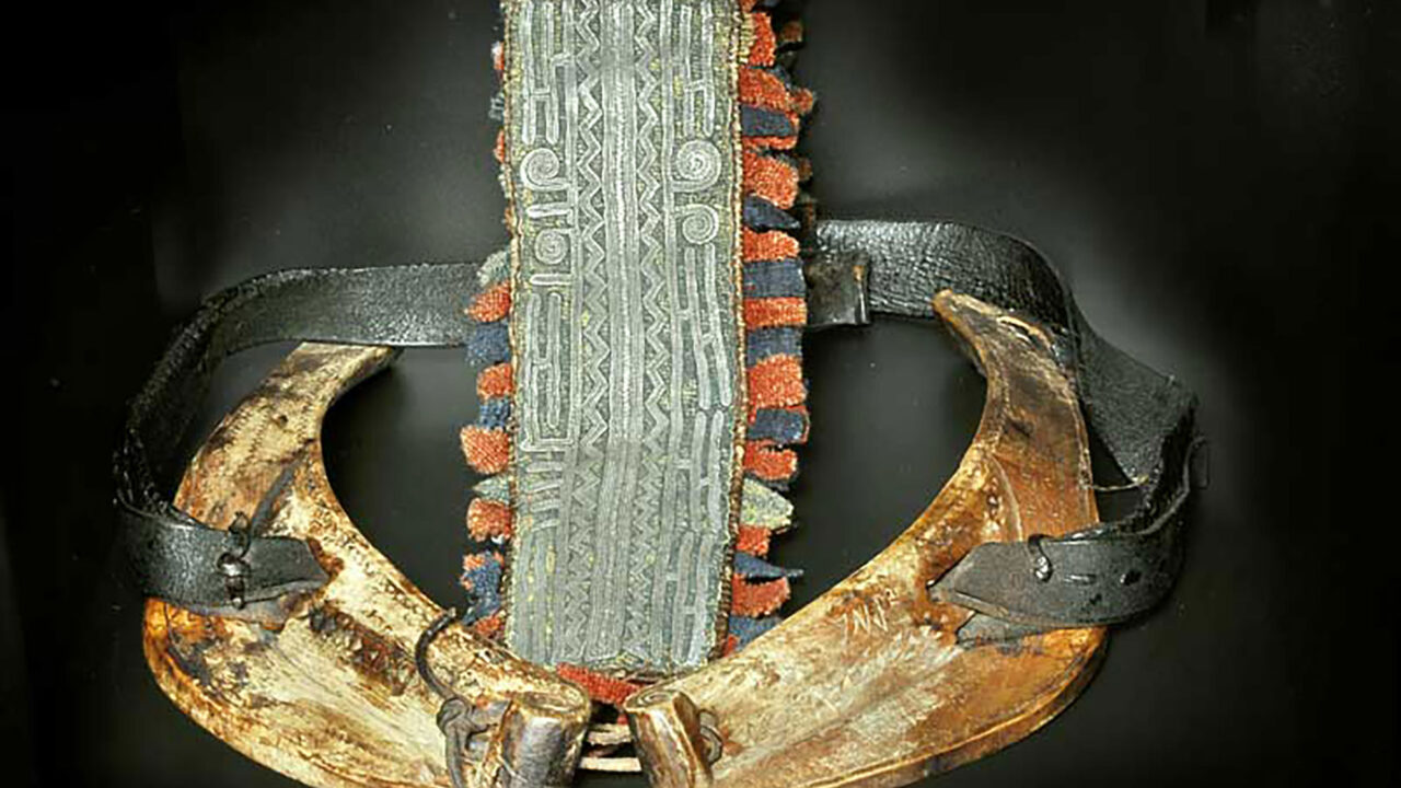 Ur Silvermuseets utställning Mujttalus: Tennbroderad seldon till ren.