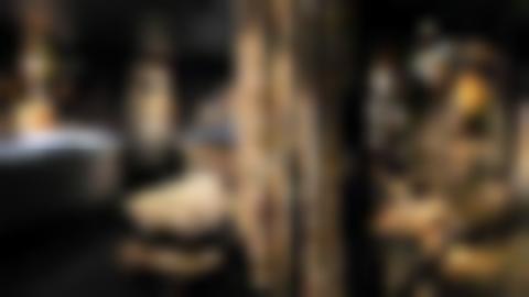 Vybild av utställningen Spår. Grått virke, sten och montrar. I en monter ser vi en trumma.