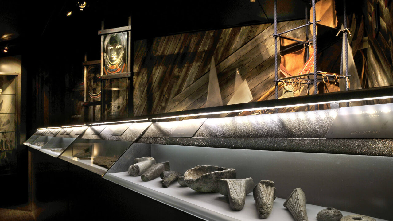 Lot from the Silvermuseet's exhibition Traces: Stand with soapstone objects.