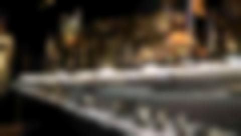 Parti ur Silvermuseets utställning Spår: Monter med täljstensföremål.