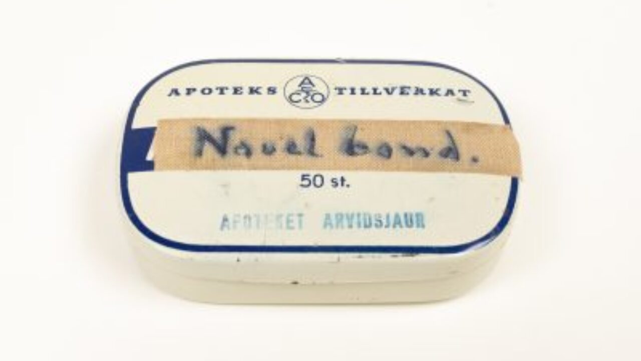 White small medicine box with blue details. On a sticker it says "umbilical cord".