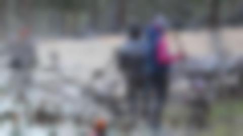 Två sammansatta bilder, en vinterbild där renar flyttas av en person i orange jacka som kör en röd skoter i stenig terräng. Den andra bilden visar tre kvinnor med snaror tillsammans med ett litet barn inne i en renhage,