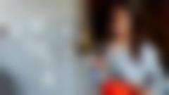Bild av Farah, leende kvinna med uppsatt långt, mörkt lockigt hår och bruna ögon. Till vänster står texten "Historien om Sverige med Farah".