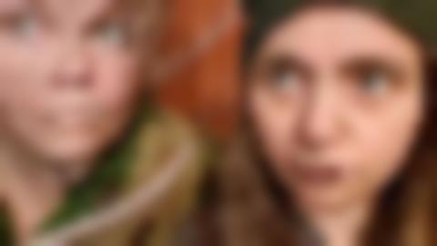 Två kvinnor, teatersminkade och utklädda till sagofigurerna Sten och Mossa.
