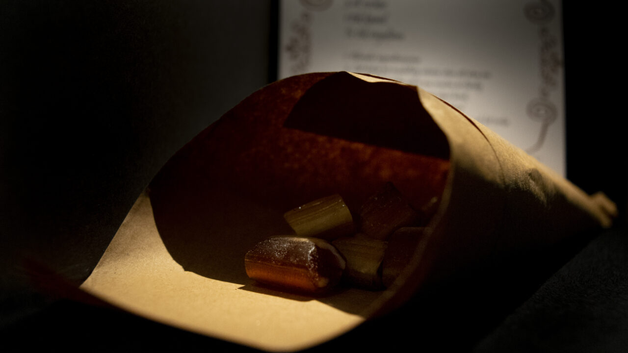 Brun pappersstrut med karameller i.