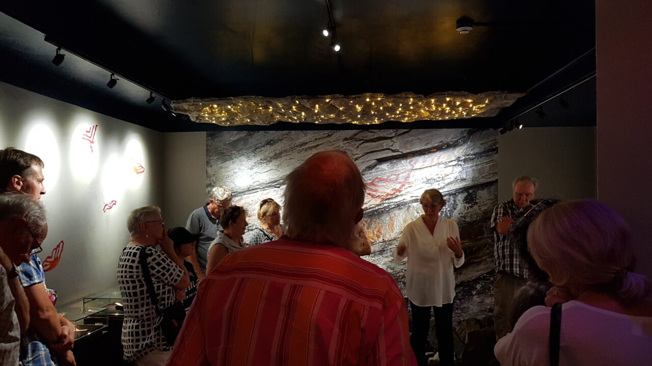 Rum med dov belysning med en grupp människor.