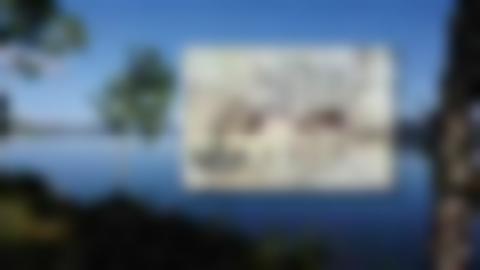 Vy över djupblå sjö. Blå himmel med några fluffiga moln i horisonten. På bilden ligger ett utsnitt från en 1600-tals karta med texten "Tjårvek"
