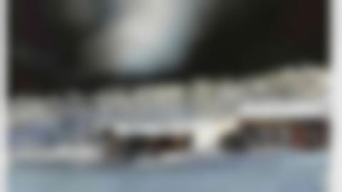 Akvarell av Lars Lerin föreställande vintrigt nattlandskap med rött hus och boda framför snötäckt skog,